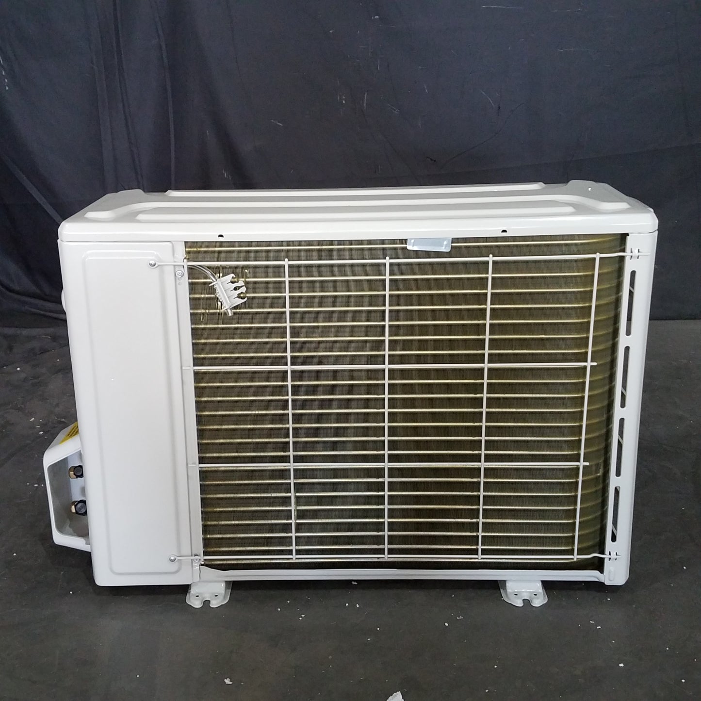 (Scratch/Ding) $595 MRCOOL Advantage 9,000 BTU 115v 19 SEER Ductless Mini Split Air Conditioner and Heat Pump - 115V